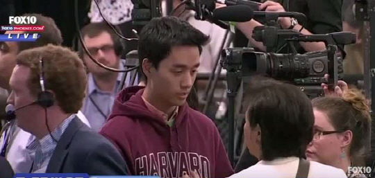 미국의 온건중도주의 성향 정치단체 노 레이블스 주최로 12일 뉴햄프셔주 맨체스터에서 열린 토론회에서 공화당 대선후보 도널드 트럼프의 한국방위비 분담 관련 엉터리 발언을 날카롭게 지적해 화제가 되고 있는 대학생(가운데). 한국계로 추정되는 이 학생은 텍사스주에서 태어나 콜로라도주에서 성장했다고 밝혔다.