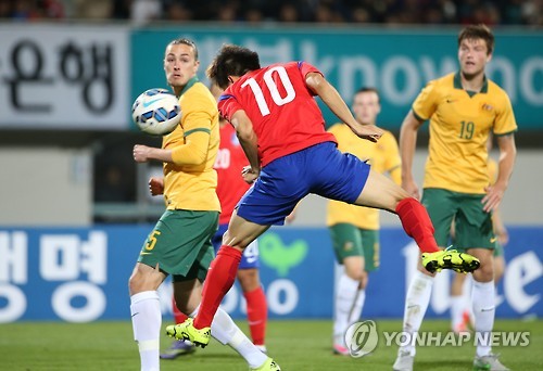 12일 오후 이천시 부발읍 이천종합운동장에서 열린 올림픽 축구대표팀 한국-호주 친선 경기. 류승우(22·레버쿠젠)가 후반 헤딩슛을 성공시키고 있다. (이천=연합뉴스)