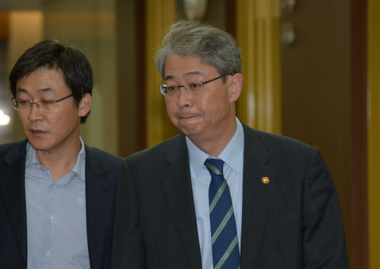 14일 오전 서울 중구 태평로 한국프레스센터에서 임종룡(오른쪽)금융위원장이 금융개혁회의에 참석하기 위해 회의장에 들어서고 있다.