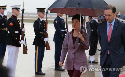 한·미 정상회담을 위해 미국 방문에 나선 박근혜 대통령이 14일 새벽(한국시간) 미국 워싱턴 앤드류스 공군기지에 도착, 의장대 앞을 지나고 있다. (워싱턴=연합뉴스)