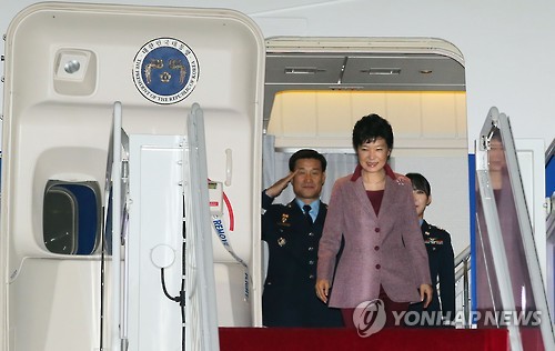 방미 일정을 마친 박근혜 대통령이 18일 새벽 서울공항에 도착, 전용기에서 내리고 있다.