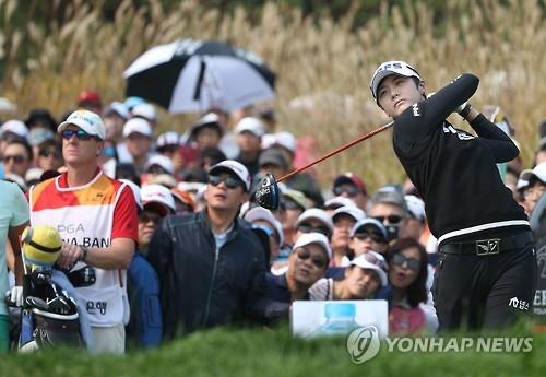 박성현이 18일 인천 영종도 스카이72 골프클럽 오션코스에서 열린 미국여자프로골프(LPGA) 투어 KEB하나은행 챔피언십 최종라운드 9번홀에서 티샷을 날리고 있다.