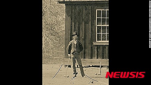 캘리포니아의 한 수집가가 5년 전 단돈 2달러를 주고 구입한 사진이 전설적인 서부의 무법자 ‘빌리 더 키드’의 원본 사진으로 500만 달러의 가치를 갖는 것으로 판명돼 돈방석 위에 앉게 됐다고 미 CNN이 18일 보도했다. 사진은 빌리 더 키드가 1878년 뉴멕시코주 링컨 카운티의 한 건물 앞에서 크로케 복장으로 찍은 것으로 이 사진의 진위 여부를 감정한 카긴사는 서부 개척시대의 매우 중요한 사료로서 엄청난 가치를 갖고 있다고 말했다.