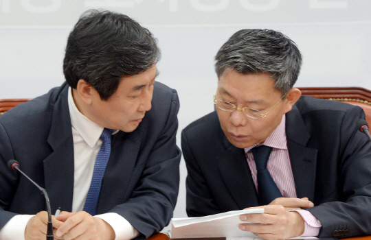 20일 오전 국회에서 열린 새정치민주연합 원내대책회의에서 이종걸(왼쪽) 원내대표와 최재천 정책위의장이 자료를 보며 대화하고 있다.