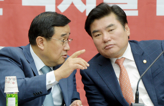 20일 오전 국회에서 열린 새누리당 원내대책회의에서 원유철(오른쪽) 원내대표와 김정훈 정책위의장이 대화를 하고 있다.