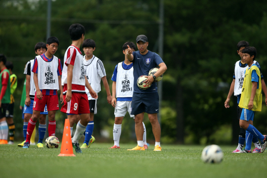 골든에이지 영재센터 15세 선수들이 지난 7월 경기 파주 NFC(국가대표팀트레이닝센터)에서 대한축구협회 전임 지도자와 함께 전술 훈련을 하고 있다.