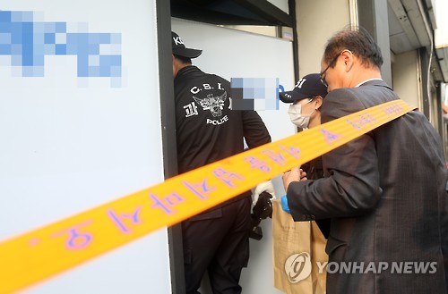20일 오후 대구 동구 효목동 한 사무실에서 조희팔 조카 유모(46)씨가 숨진 채 발견돼 경찰 감식반이 현장에 투입되고 있다.