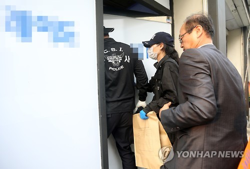 (대구=연합뉴스) 20일 오후 대구 동구 효목동 한 사무실에서 조희팔 조카 유모(46)씨가 숨진 채 발견돼 경찰 감식반이 현장에 투입되고 있다.