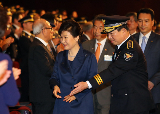 박근혜 대통령이 21일 서울 세종문화회관에서 열린 제70주년 경찰의 날 기념식에 참석, 강신명(오른쪽) 경찰청장의 안내를 받고 있다. 박 대통령은 이날 축사에서 자유민주주의와 헌법 정신을 부정하는 세력에 대한 엄정한 법 집행을 당부했다.