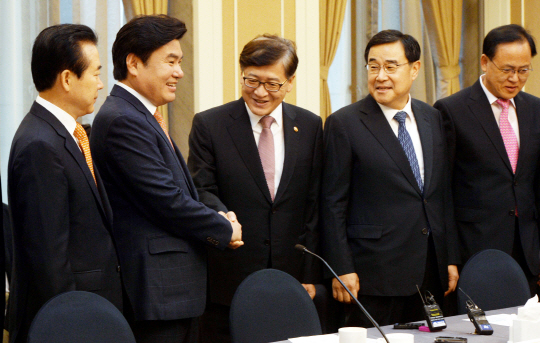 원유철(왼쪽 두 번째) 새누리당 원내대표와 정진엽(가운데) 보건복지부 장관이 21일 오전 국회에서 열린 저출산·고령화사회 대책 당정회의에 참석해 악수를 하고 있다. 정 장관 오른쪽은 김정훈 당 정책위의장.