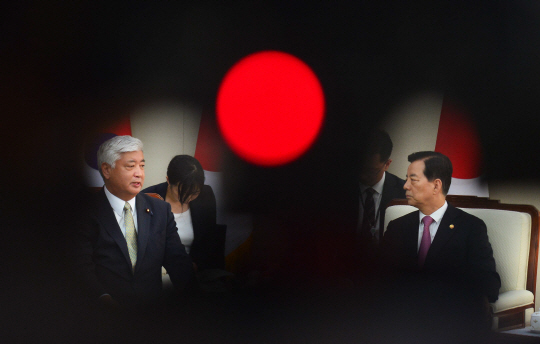 한민구(오른쪽) 국방부 장관과 나카타니 겐 일본 방위상이 20일 국방부 청사에서 한·일 국방장관 회담을 하고 있다. 카메라 사이로 비친 두 장관의 가운데 켜져 있는 적색 점멸등이 회담 논의과정이 여의치 않았음을 보여주고 있다.