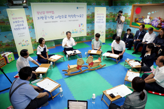 정종섭(왼쪽 네 번째) 행정자치부 장관이 지난 9월 서울 구로구 산하 구로시설공단이 운영 중인 장난감 대여시설 ‘꿈나무장난감나라’사업장에서 공단 관계자, 민간 사업자 등과 함께 장난감 대여 지방 공기업 사업 적정성 여부에 대해 현장 토론을 하고 있다.