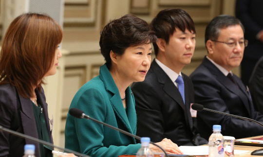 박근혜 대통령이 22일 청와대에서 열린 창조경제 실현을 위한 기초연구 소재기술 발전방향 보고회에서 모두 발언을 하고 있다. 연합뉴스