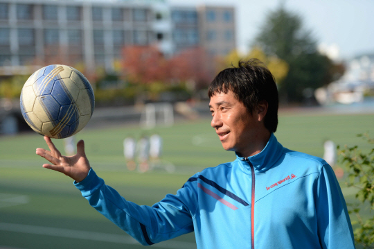 지난 19일 오후 강원 강릉시 입암동 강릉중학교 축구장 인근에서 김성현 코치가 학생들과 연습경기를 하기 전 공을 가지고 몸을 풀고 있다.   김선규 기자 ufokim@