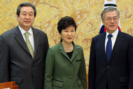 박근혜 대통령과 새누리당 김무성 대표·원유철 원내대표, 새정치민주연합 문재인 대표·이종걸 원내대표가 22일 오후 청와대에서 ‘5자 회동’을 갖는다. 사진은 지난 3월 17일 대통령과 여야 대표 간에 이뤄진 ‘3자 회동’ 당시 모습. 문화일보 자료사진