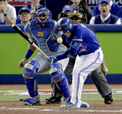 토론토 블루제이스의 조시 도널드슨(오른쪽)이 22일(한국시간) 캐나다 온타리오주 토론토 로저스센터에서 열린 캔자스시티 로열스와의 아메리칸리그 챔피언십시리즈 5차전에서 6회 투수 에딘손 볼케스가 던진 공에 맞아 고통스러워하고 있다.  AP 연합뉴스