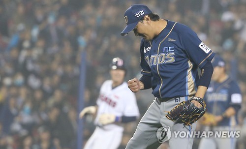 (서울=연합뉴스) 21일 서울 잠실야구장에서 열린 2015 KBO리그 플레이오프 3차전 두산 베어스 대 NC 다이노스 경기. NC 선발 손민한이 4회말 2사 1,2루 상황에서 허경민을 내야땅볼로 잡은 뒤 환호하고 있다.