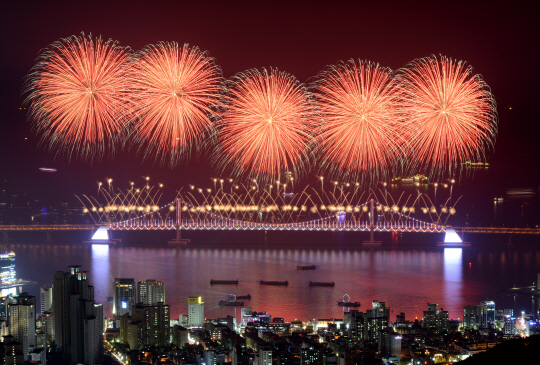 지난 2014년 10월 25일 부산 수영구 광안리 앞바다에서 열린 ‘제10회 부산 불꽃축제’ 모습. 초대형 불꽃들이 밤바다를 아름답게 수놓고 있다. 부산시 제공