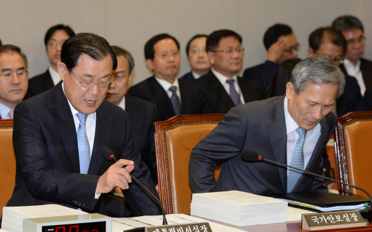 23일 오전 열린 국회 운영위원회의 청와대 대통령비서실, 국가안보실 등에 대한 국정감사에서 이병기(왼쪽) 비서실장과 김관진 안보실장이 답변 준비를 하고 있다.