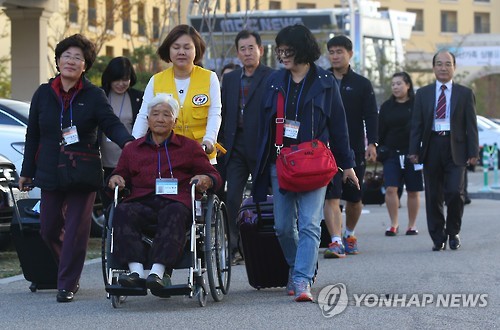 (속초=연합뉴스) 제20차 이산가족 상봉행사 2회차 첫날인 24일 오전 강원도 속초시 한화리조트에서 이산가족 상봉자들이 금강산으로 향하는 버스를 타기 위해 이동하고 있다.