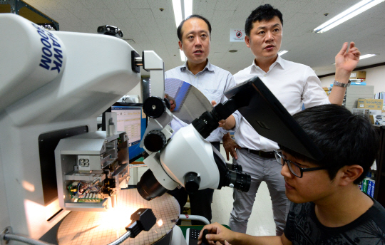 <중기청 선정 ‘우수 産學협력전문가’>머리카락보다 가는 ‘와이어’ 테스트… 3D 자동화로 공정시간 300배 단축