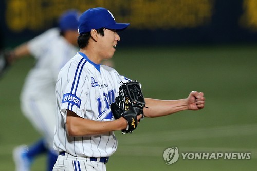 (대구=연합뉴스) 26일 오후 대구시민운동장 야구장에서 열린 2015프로야구 한국시리즈 1차전 두산 베어스 대 삼성 라이온즈 경기. 8대 9로 경기를 마무리지은 삼성 투수 차우찬이 환호하고 있다.