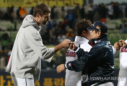(대구=연합뉴스) 27일 오후 대구시민운동장 야구장에서 열린 2015프로야구 한국시리즈 2차전 두산 베어스 대 삼성 라이온즈 경기. 삼성을 6-1로 꺾은 두산의 선발투수 니퍼트가 김태형 감독과 주먹을 부딪치고 있다.