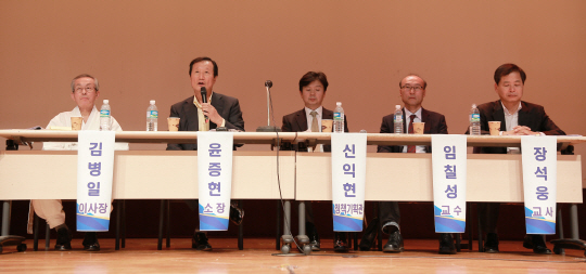 지난 14일 광주 서구 치평동 광주여성발전센터 대강당에서 바른사회운동연합 주최로 열린 ‘교육개혁 토크콘서트’에서 윤증현(왼쪽 두 번째) 윤경제연구소장이 교육개혁의 필요성을 역설하고 있다. 바른사회운동연합 제공