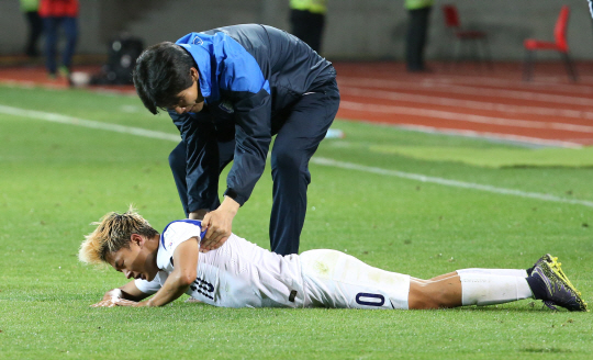 이승우가 29일 오전(한국시간) 칠레 라세레나의 라포르타다 스타디움에서 열린 U-17 월드컵 16강전에서 벨기에에 0-2로 패한 뒤 그라운드에 엎드리자 최진철 감독이 일으키고 있다.  연합뉴스