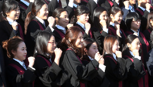 여성의 사회 진출이 많아지면서 각계 고위직에 오르는 여성들도 점차 늘고 있다. 지난 2014년 정부과천청사에서 열린 신임 검사 임관식에서 여성 검사들이 파이팅을 외치고 있다. 당시 전체 신임 검사 43명 가운데 23명이 여성이었다.  문화일보 자료사진