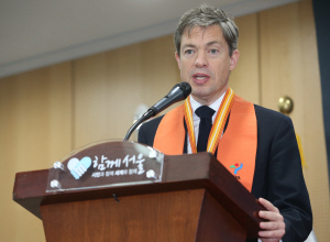 니콜라스 베르그루엔 베르그루엔홀딩스 이사장이 29일 오전 서울시청에서 열린 서울시 명예시민증 수여식에서 연설을 하고 있다.