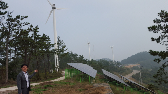 원종남 한전 전력연구원 소속 연구원이 지난 22일 전남 진도군 조도면 가사도에 조성된 풍력발전단지와 태양광발전단지에 대해 설명하고 있다.