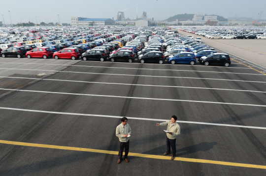 지난 27일 오후 경기 평택·당진항의 현대글로비스 평택항 물류기지에서 직원들이 “한때 야적장을 둘로 나누던 일반 도로 위에 우리가 서 있다”고 설명하고 있다.  신창섭 기자 bluesky@