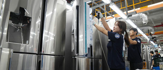 지난 27일 광주 광산구 오선동 삼성전자 광주사업장 셰프컬렉션 냉장고 생산라인에서 직원들이 탄산수 디스펜서 케이스를 고정하는 작업을 하고 있다. 삼성전자 제공