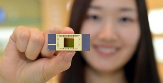 한 여성 모델이 삼성전자가 지난해 8월 세계 최초로 개발해낸 3차원 수직구조 낸드 플래시 메모리를 들어보이고 있다.
