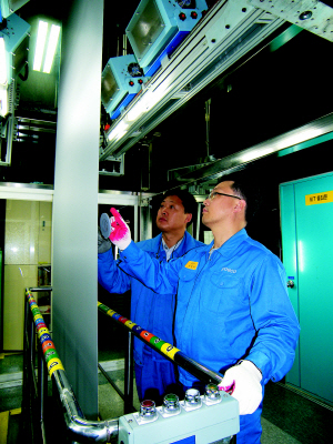 전남 광양시 금호동 포스코 광양제철소 도금공장에서 직원들이 막 생산된 자동차강판 제품의 이상 유무를 검사하고 있다.