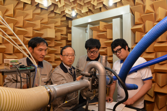 최성배(왼쪽 두 번째) 계양정밀 기술고문이 후배 연구원들과 함께 핵심기술 제품인 ‘터보차저’의 내구 성능을 테스트하는 ‘가스벤치’ 장치를 점검하고 있다.   정하종 기자 maloo@