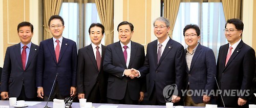 새누리당 김정훈 정책위원장, 김용태 정무조정위원장과 임종룡 금융위원장, 진웅섭 금융감독원장 등이 2일 국회 귀빈식당에서 가맹점 카드수수료 인하를 협의하고 있다. 왼쪽 부터 박대동, 강석훈, 나성린 의원, 김정훈, 임종룡, 김용태, 진웅섭. (서울=연합뉴스)