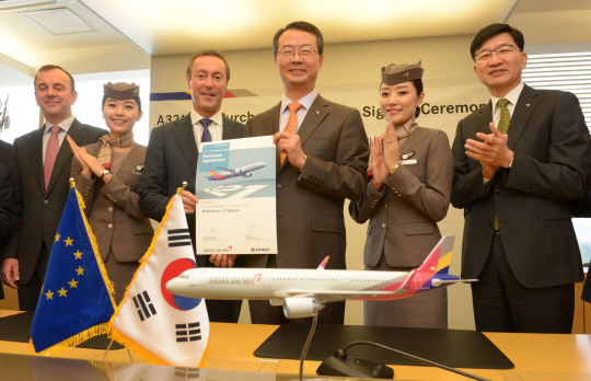 김수천(오른쪽 세 번째) 아시아나항공 사장이 3일 서울 강서구 오쇠동 아시아나타운에서 파브리스 브레지에(〃네 번째) 에어버스 CEO와 A321-200 NEO 25대 구매 서명식 뒤 기념촬영을 하고 있다.