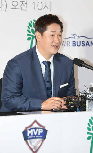 이대호가 3일 오전 10시 서울 중구 장충동 반얀트리 클럽 앤 스파 서울에서 열린 기자회견에서 메이저리그 진출을 선언하고 있다.