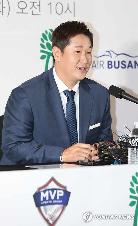 이대호(33·소프트뱅크 호크스)가 3일 오전 10시 서울시 중구 장충동 반얀트리 클럽 앤 스파에서 기자회견을 하고 있다. 한국인 최초로 일본시리즈 최우수선수(MVP)에 오른 이대호(33·소프트뱅크 호크스)는 곧바로 프리미어 12 한국 대표팀에 합류해 훈련을 시작한다. (서울=연합뉴스)