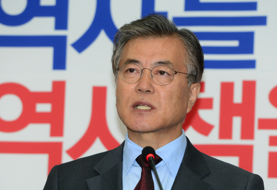 문재인 새정치민주연합 대표가 4일 국회에서 ‘역사교과서 국정화 철회 대국민담화’를 발표하고 “국정교과서를 막기 위한 모든 법적·제도적 수단을 동원하겠다”는 방침을 밝히고 있다.