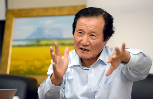 윤증현 전 기획재정부 장관은 5일 문화일보와의 인터뷰에서 경제 위기 극복을 위해 “역사적 사명감으로 노동·교육·공공·금융 분야 4대 개혁에 후배 공무원들이 적극 나서야 할 때”라고 강조했다.