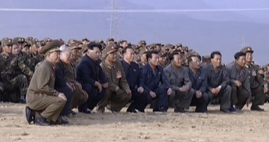 김정은(앞줄 왼쪽 세 번째) 북한 국방위원회 제1위원장이 지난 10월 나선시 선봉지구에서 수해복구 현장을 지도하는 모습이 담긴 사진을 4일 조선중앙TV가 공개했다.  연합뉴스
