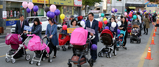 ‘3년 연속 합계 출산율 1위’ 달성을 기념하고 지속적인 출산 분위기를 조성하기 위해 4일 오후 전남 해남군 해남읍 시가지에서 열린 ‘유모차 행진’ 행사에서 박철환(맨 왼쪽앞) 해남군수가 주민들과 함께 유모차를 밀며 걷고 있다.  해남군 제공