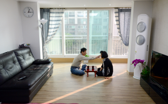 최근 집안 리모델링을 마친 이종환 씨 부부가  4일 경기 성남시 분당구 이매동 태영아파트 거실에서 차를 마시며 담소를 나누고 있다.