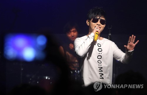 가수 이승환이 4일 저녁 서울 마포구 서교동 롤링홀에서 열린 ‘역사 교과서 국정화 반대 콘서트’에서 공연을 펼치고 있다.