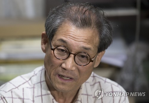 국정 역사교과서 대표 필진으로 초빙된 최몽룡(고고미술사학과) 서울대 명예교수가 지난 4일 서울 영등포구 자택에서 교과서 집필 문제와 관련해 취재진과 인터뷰를 하고 있다.
