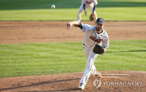 한국인 여성과 결혼을 앞둔 두산 베어스 외국인 투수 더스틴 니퍼트. (연합뉴스 자료사진)