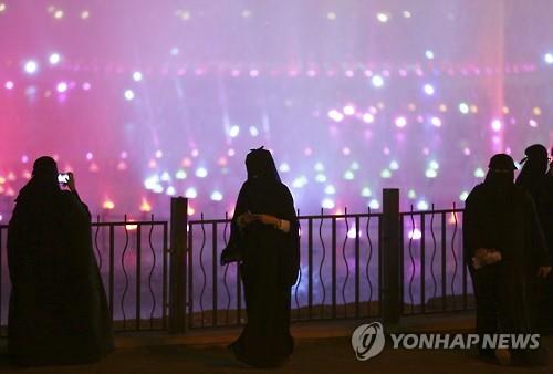 사우디 리야드의 여성들. 기사와 관련없음(AP=연합뉴스자료사진)
